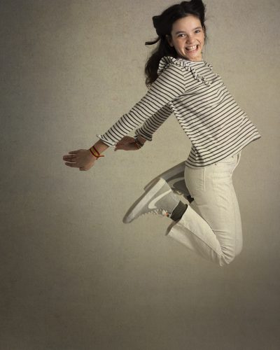 fotografía de niña saltando